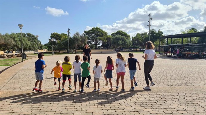Niños realizando una de las actividades de dinamización lingüística para el uso social de la lengua catalana organizadas por el Consell de Mallorca