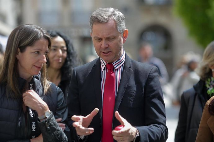 El ministro de Sanidad, José Miñones (c) y la alcaldesa de Lugo, Lara Méndez (i), participan en un curso de reanimación organizado por Cruz Roja dentro del programa municipal 'Lugo en el Corazón', a 12 de mayo de 2023, en Lugo, Galicia.