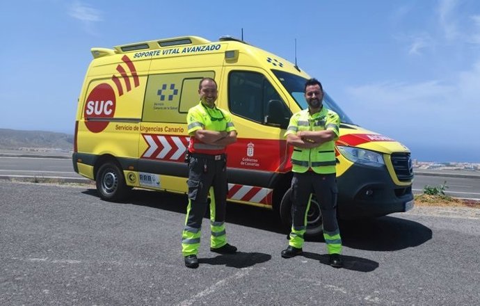 Personal de una ambulancia sanitarizada del SUC asiste un parto en un domicilio en Arona
