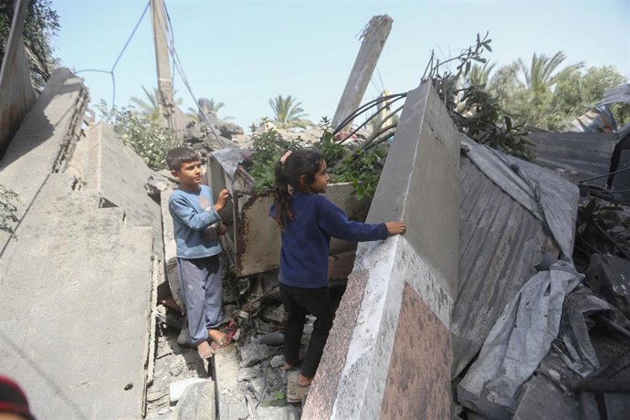 Unos niños en un edificio destruido por un bombardeo israelí en la Franja de Gaza