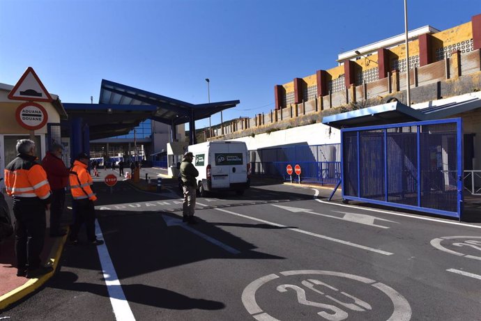 Archivo - Varios agentes de seguridad durante la entrada de la furgoneta que ha pasado a Marruecos tras pasar el control aduanero comercial en la frontera entre Ceuta y Marruecos, a 29 de enero de 2023, en Ceuta (España)