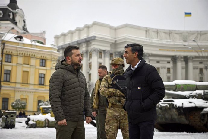 Archivo - FILED - 19 November 2022, Ukraine, Kiev: UK Prime Minister Rishi Sunak (R) speaks with Ukrainian President Volodymyr Zelensky as they look at destroyed Russian military vehicles in Kiev. Prime Minister Rishi Sunak has reportedly agreed to provid