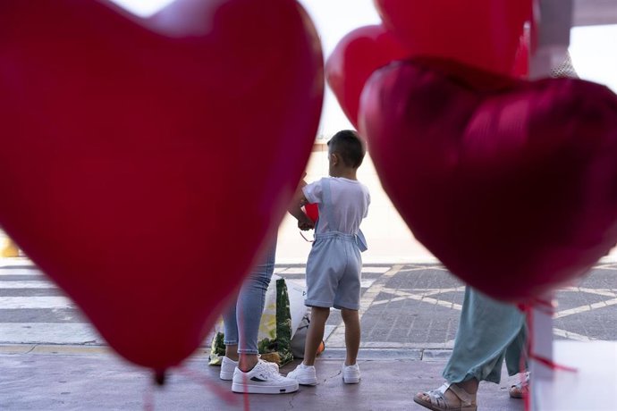 Un menor en el Hospital Reina Sofía durante la conmemoración del Día del Niño Hospitalizado.
