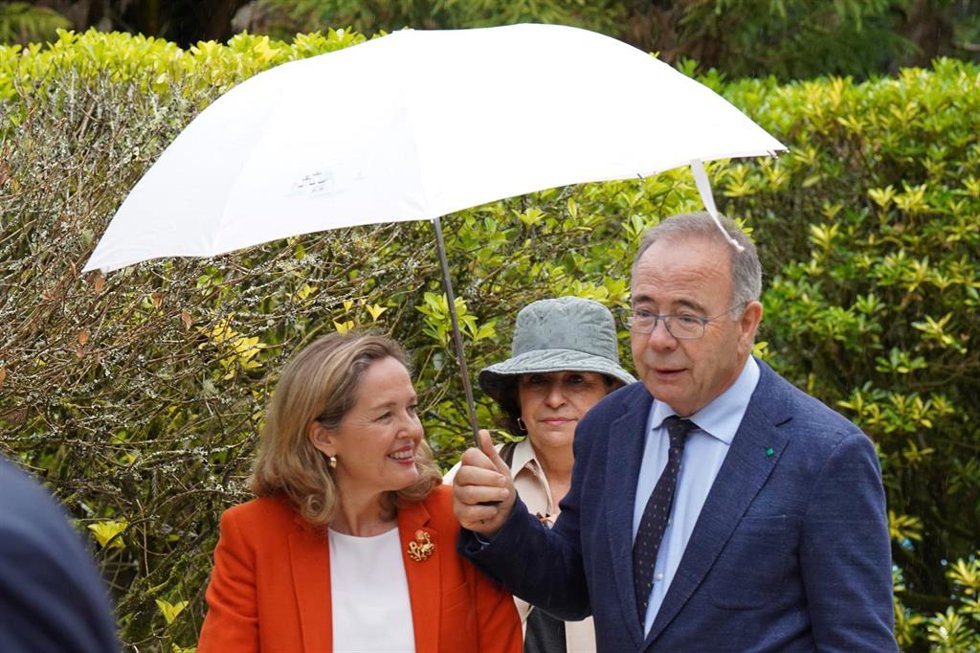 La vicepresidenta primera del Gobierno, Nadia Calviño y el candidato del PSOE, Xosé Sánchez Bugallo, a su llegada a un almuerzo informativo, a 12 de mayo de 2023, en Santiago de Compostela, A Coruña, Galicia (España). Durante el encuentro, Bugallo ha pr