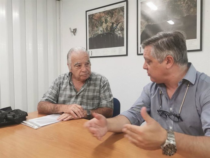 Archivo - Óscar Torres junto a uno de los dirigentes de la Asociación de Vecinos Bahía Gaditana,  Gonzalo Pando.