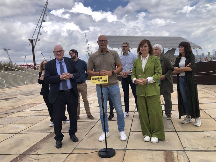 Ernest Maragall, Raül Romeva i Elisenda Alamany durant l'acte davant la plaa del Frum