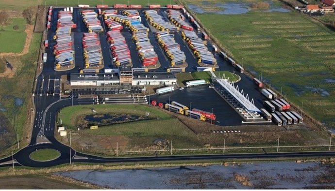 El aparcamiento para camiones de C4T France SAS en Calais, Francia.