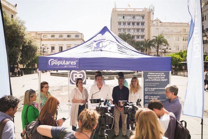 El candidato del PP a la reelección como alcalde de Córdoba, José María Bellido, atiende a medios.