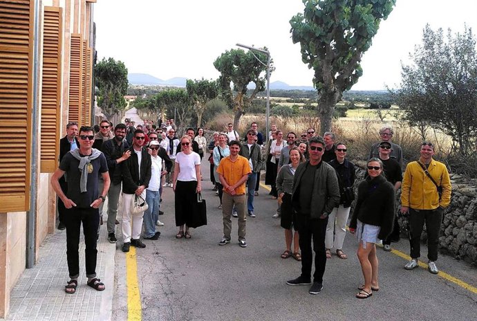Grupo de arquitectos daneses del estudio Lundgaard & Tranberg Arkitekter en su visita a las promociones del Ibavi.