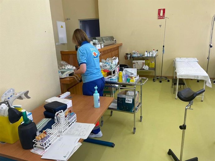 Una sanitaria en el centro de día municipal de Belmez, donde se atiende a los pacientes tras los destrozos en el centro de salud por un varón, detenido y con orden de prisión provisional.