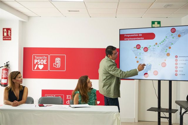 El candidato del PSOE a la Presidencia del Cabildo de Tenerife, Pedro Martín, en la presentación del plan de regulación de autocaravanas