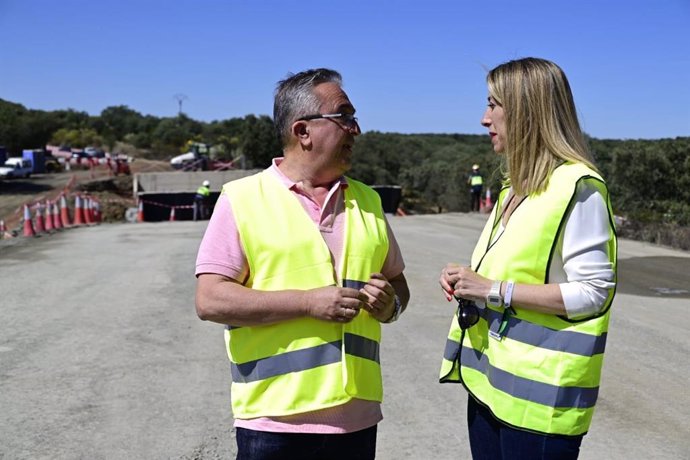 La canidata del PP a la Presidencia de la Junta de Extremadura visita el socavón en la N-523