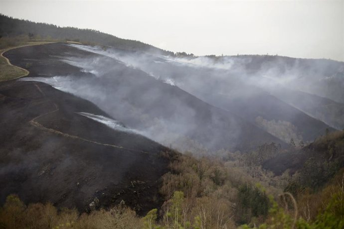 Archivo - Fumarolas avivándose con el viento en Cabreira, a 30 de marzo de 2023, en Cabreira, Baleira, Lugo, Galicia (España). El incendio forestal declarado en Baleira (Lugo) continúa activo y afecta ya a 1.100 hectáreas, según recoge el último parte d