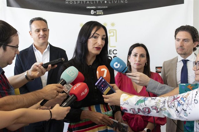 La consejera Valle Miguélez en la Feria del Mueble Yecla, en la presentación de los InterCIDEC Awards