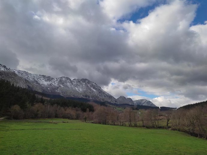 Archivo - Cielos muy nubosos en Bizkaia