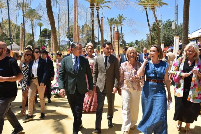 La candidata del PP en Jerez, María José García Pelayo en un paseo por la Feria de Jerez junto al presidente de la Junta, Juanma Moreno, el consejero de Presidencia, Antonio Sanz, y la secretaria general del PP, Cuca Gamarra