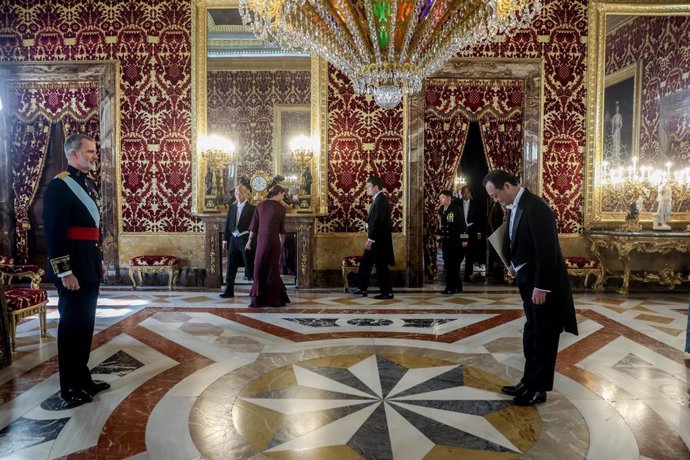 Archivo - El Rey Felipe VI (i) recibe al embajador de Japón, Takahiro Nakamae (d), durante la presentación de cartas credenciales, en el Palacio Real de Madrid, a 23 de enero de 2023