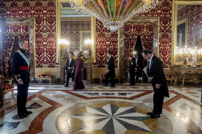 Archivo - El Rey Felipe VI (i) recibe al embajador de Japón, Takahiro Nakamae (d), durante la presentación de cartas credenciales, en el Palacio Real de Madrid, a 23 de enero de 2023, en Madrid (España). El Rey Felipe VI recibe las cartas credenciales d