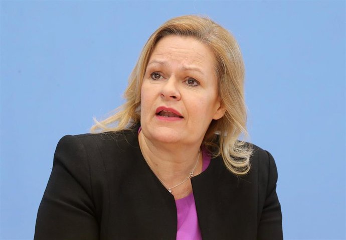 La ministra de Interior alemana, Nancy Faeser, atiende a los medios de comunicación. 