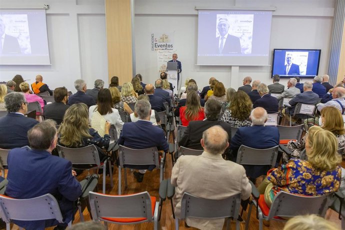 Un momento del homenaje a Ildefonso Fernández-Baca.