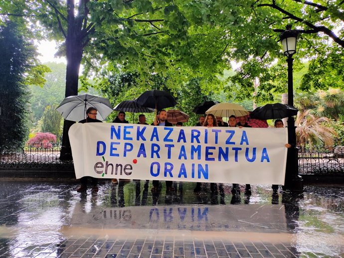 Concentración de EHNE frente a la Diputación de Gipuzkoa