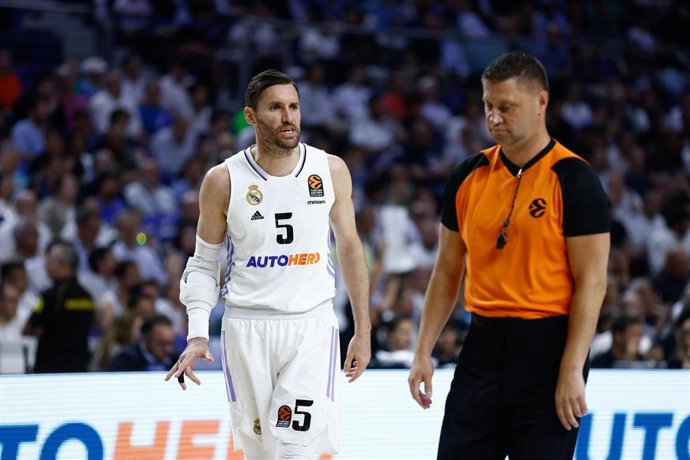 Rudy Fernández comenta una acción con el colegiado ucraniano Boris Ryzhyk durante el Real Madrid-Partizán del 'Playoff' de la Euroliga 2022-2023