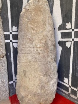 Hallan en Valdefuentes (Cáceres) una estela antropomorfa datada hace unos 4.000 años