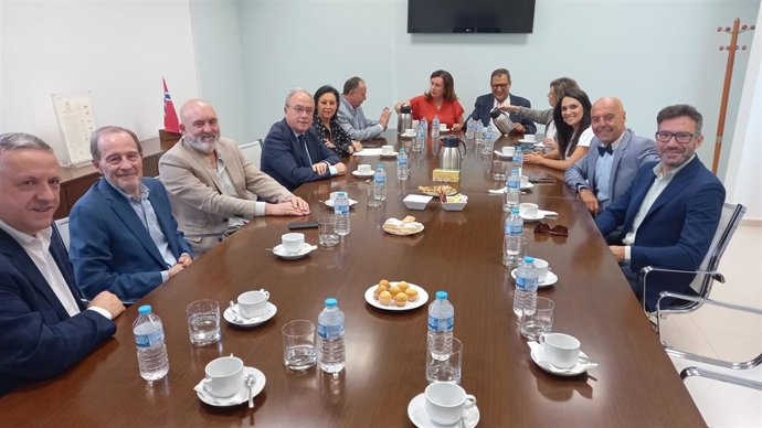 Hurtado (dcha., centro), con otros miembros de su candidatura, en la reunión con la cúpula de CECO.
