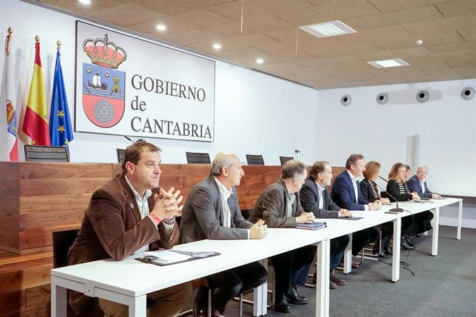 Archivo - El consejero de Desarrollo Rural, Guillermo Blanco, se reúne con representantes del sector primario