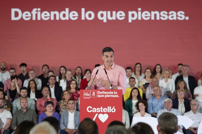 El presidente del Gobierno y secretario general del PSOE, Pedro Sánchez, interviene durante un acto de partido, en el Palau de la Festa, a 9 de mayo de 2023, en Castellón de la Plana, Comunidad Valenciana (España). Pedro Sánchez participa hoy en un acto
