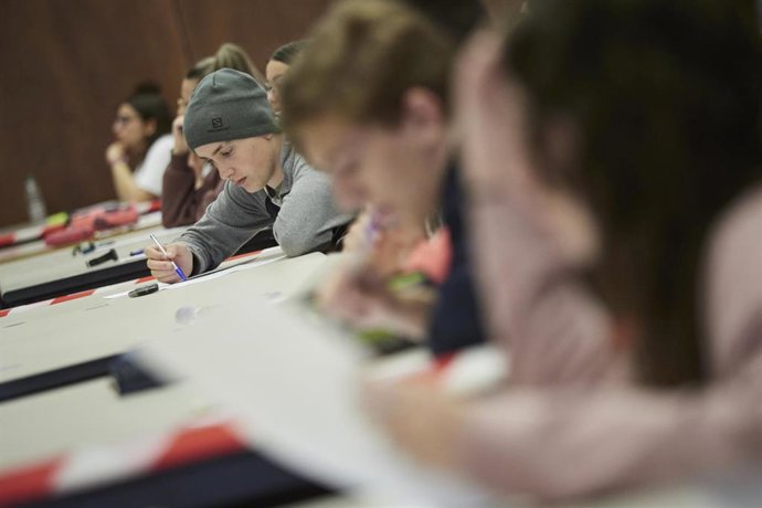 Archivo - Varios jóvenes realizan una de las pruebas de Evaluación para el Acceso a la Universidad (EvAU), en la Universidad Pública de Navarra (UPNA).