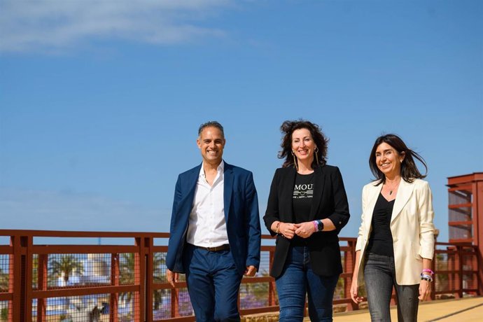 En el centro, la candidata del PP a la Alcaldía de Almería, María del Mar Vázquez, tras presentar sus propuestas en materia turística.