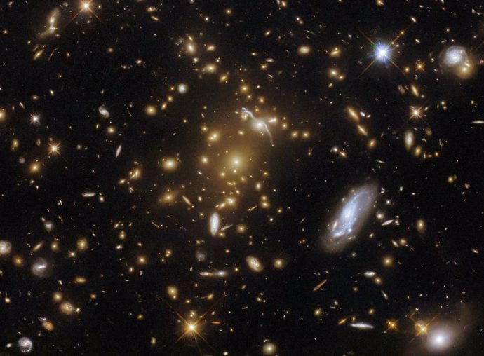 Cúmulo de galaxias eMACS J1823.1+7822