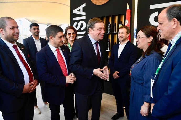 Planas visita el stand de Túnez, país invitado a Expoliva 2023