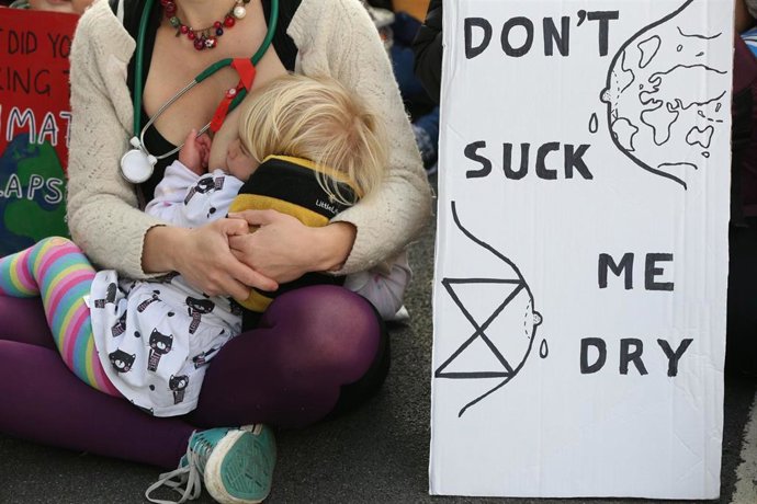 Archivo - 09 October 2019, England, London: A mother breastfeed her child during an Extinction Rebellion environmental movement protest. Photo: Jonathan Brady/PA Wire/dpa