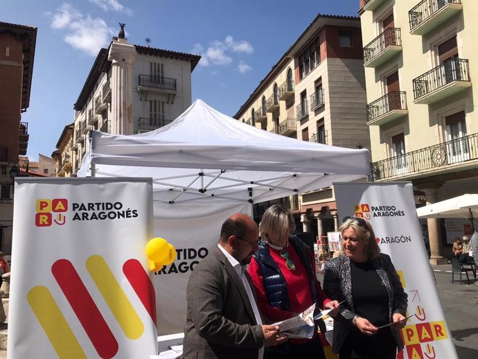 El candidato del PAR a la Presidencia del Gobierno de Aragón, Alberto Izquierdo, y la candidata a la alcaldía de Teruel, Eva Fortea.