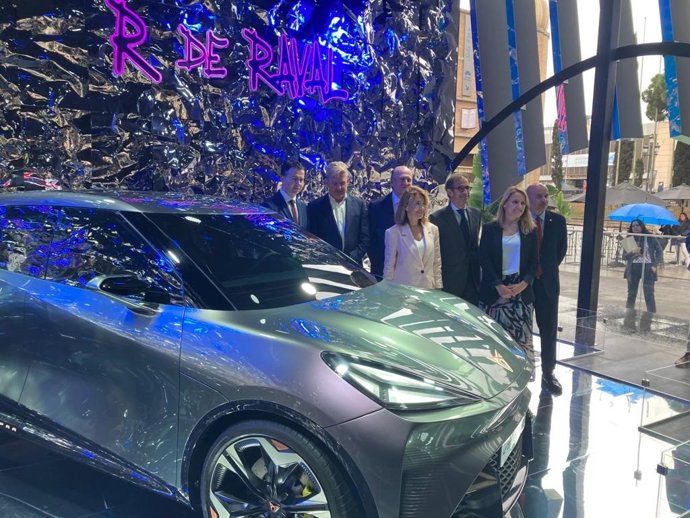 (I-D) Héctor Gómez, Wayne Griffiths, Enrique Lacalle, Raquel Sánchez, Pau Relat, Natlia Mas Y Carlos Prieto Durante La Visita.