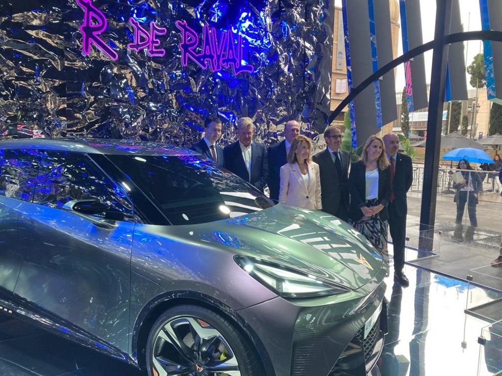 (I-D) Héctor Gómez, Wayne Griffiths, Enrique Lacalle, Raquel Sánchez, Pau Relat, Natlia Mas Y Carlos Prieto Durante La Visita.