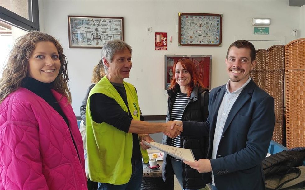 Reunión del candidato de IU - Más País - IAS a la Alcaldía de Gijón, Javier Suárez Llana, con voluntarios de Greenpeace