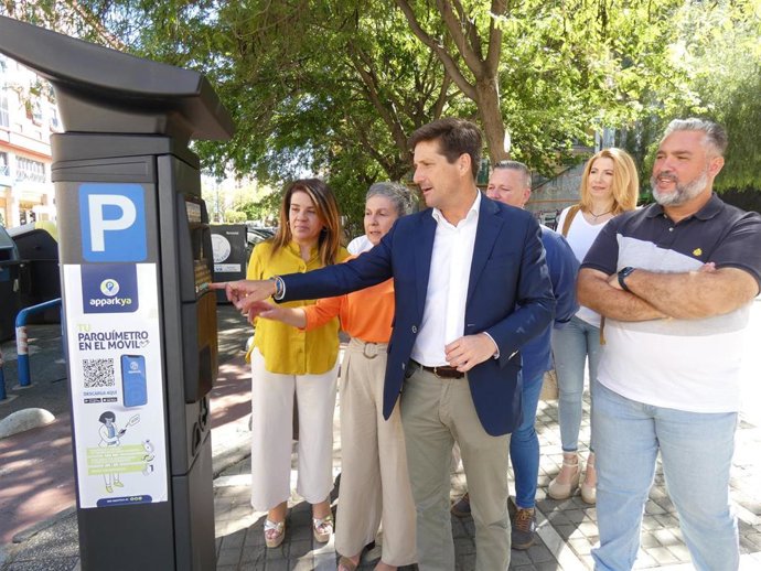 El candidato de Ciudadanos (Cs) a la Alcaldía de Huelva y portavoz del Grupo Municipal en el Ayuntamiento de la capital, Guillermo García de Longoria, junto a un parkímetro.