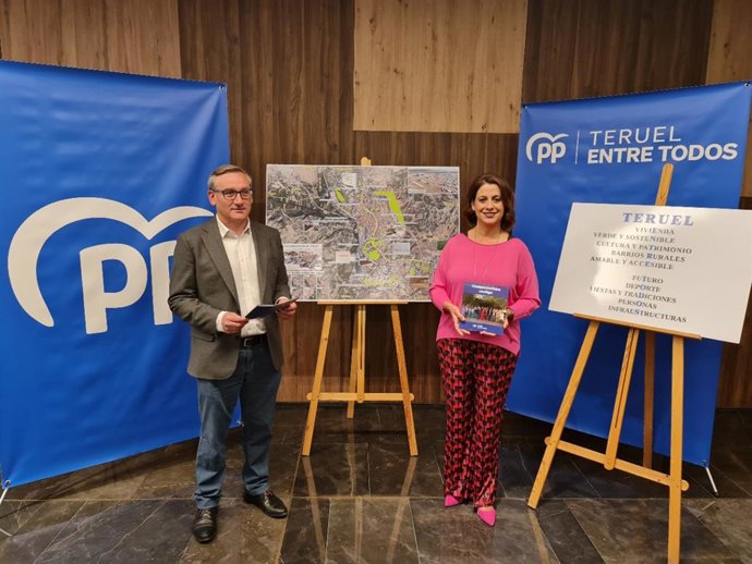 La alcaldesa de Teruel y candidata a la reelección, Emma Buj, y el presidente provincial del PP, Joaquín Juste.