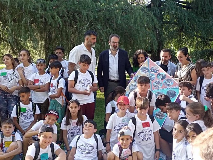 El delegado del Gobierno de la Junta de Andalucía en Córdoba, Adolfo Molina (centro), junto a los niños cordobeses.