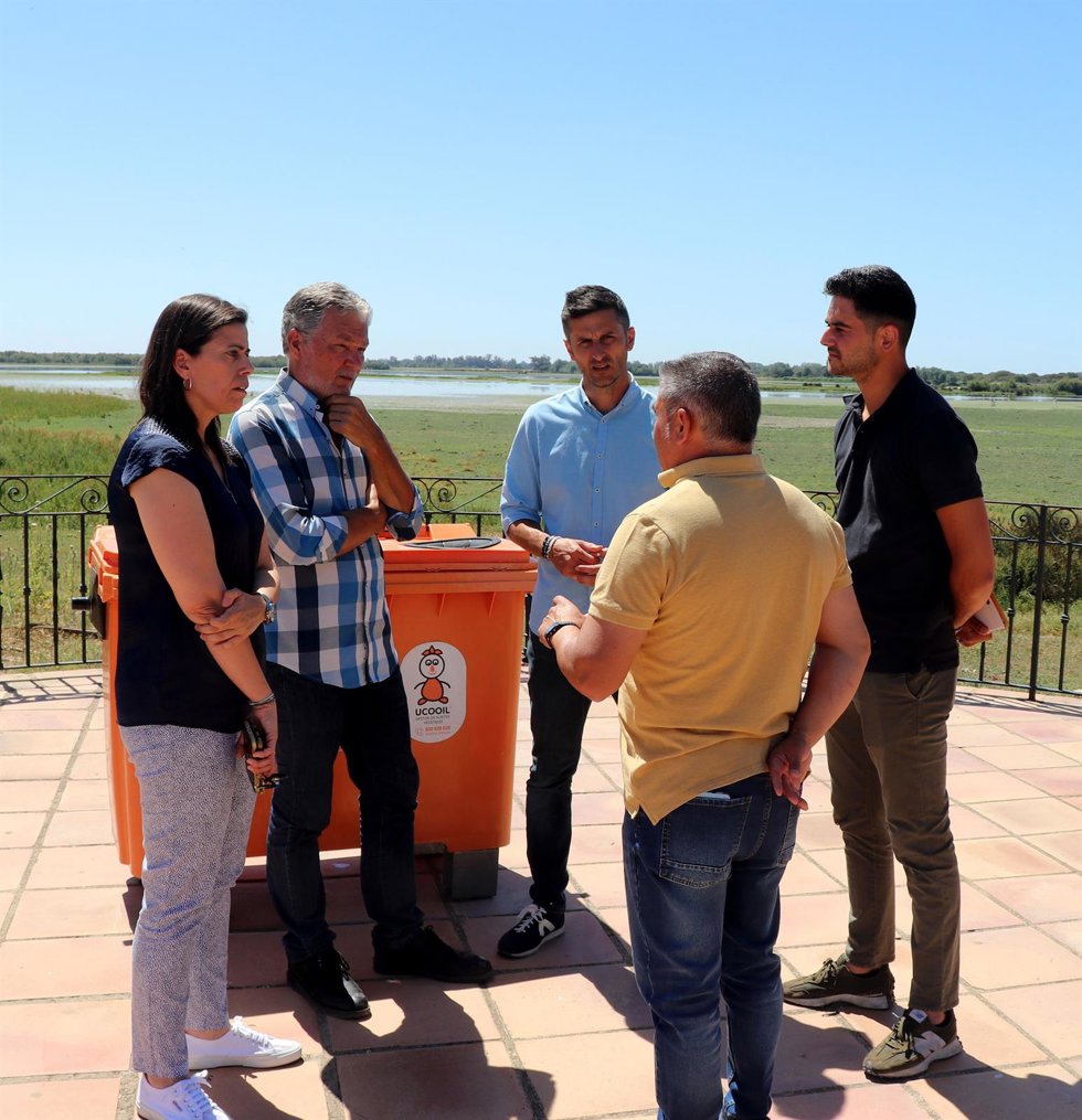 Presentación de los contenedores para reciclar aceite usado en El Rocío (Huelva).