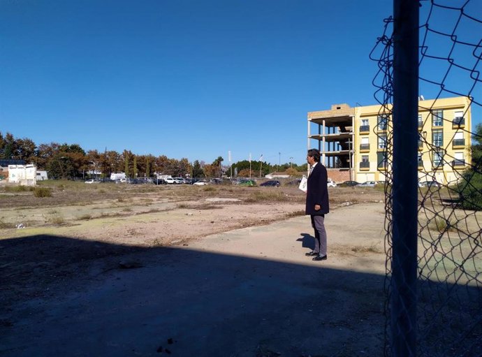 El candidato de VOX a la Alcaldía de Huelva, Wenceslao Font, visitando un solar.