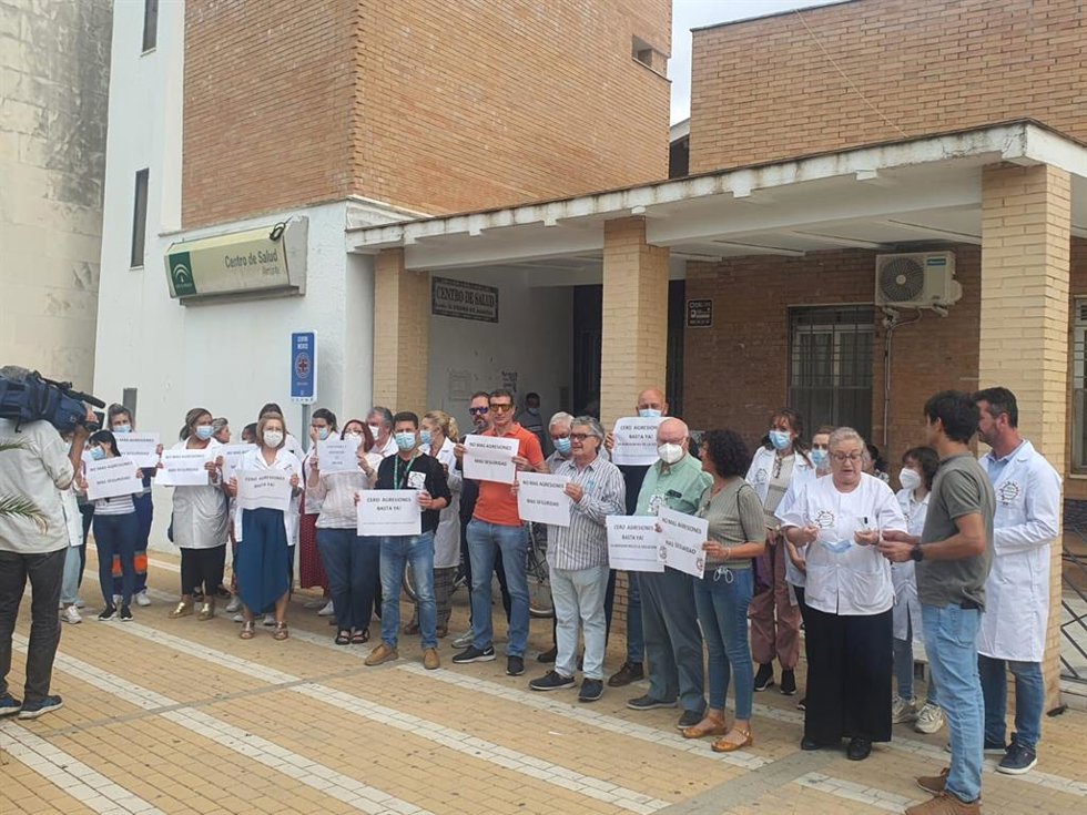 Concentración de la Junta de Personal de Atención Primaria el pasado 3 de mayo en las puertas del centro de salud de Almonte (Huelva) en repulsa de la agresión a una auxiliar administrativo del centro.