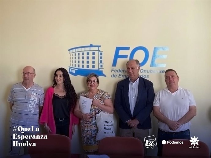 La candidata a la Alcaldía de Huelva de La Izquierda de Huelva, Mónica Rossi, durante la reunión con diferentes responsables del comercio de Huelva.