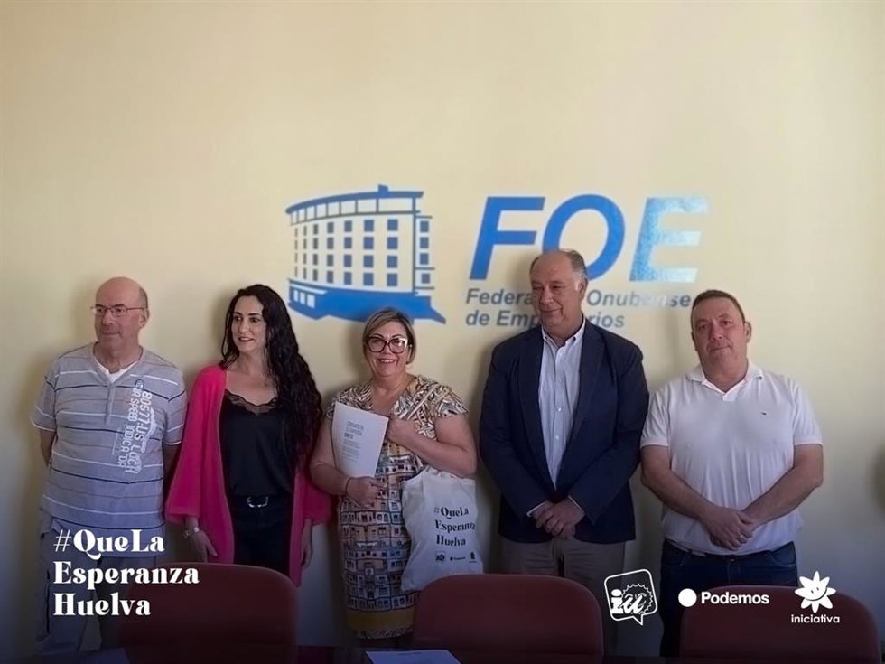 La candidata a la Alcaldía de Huelva de La Izquierda de Huelva, Mónica Rossi, durante la reunión con diferentes responsables del comercio de Huelva.
