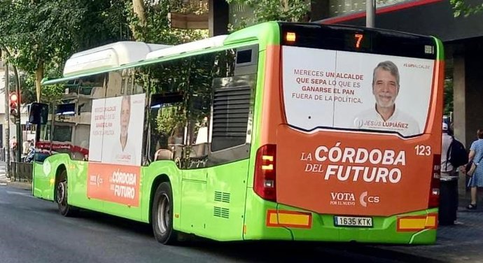Autobús con el nuevo lema de CS: 'Mereces un alcalde que sepa lo que es ganarse el pan fuera de la política'