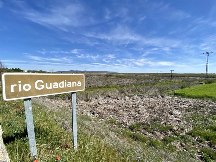 Bajo nivel del agua en el río Guadiana 