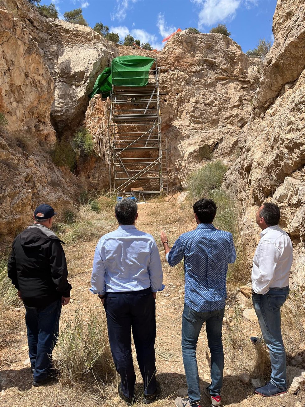 El consejero de Medio Ambiente, Mar Menor, Universidades e Investigación, Juan María Vázquez, durante su visita al yacimiento de la Sierra de Quibas